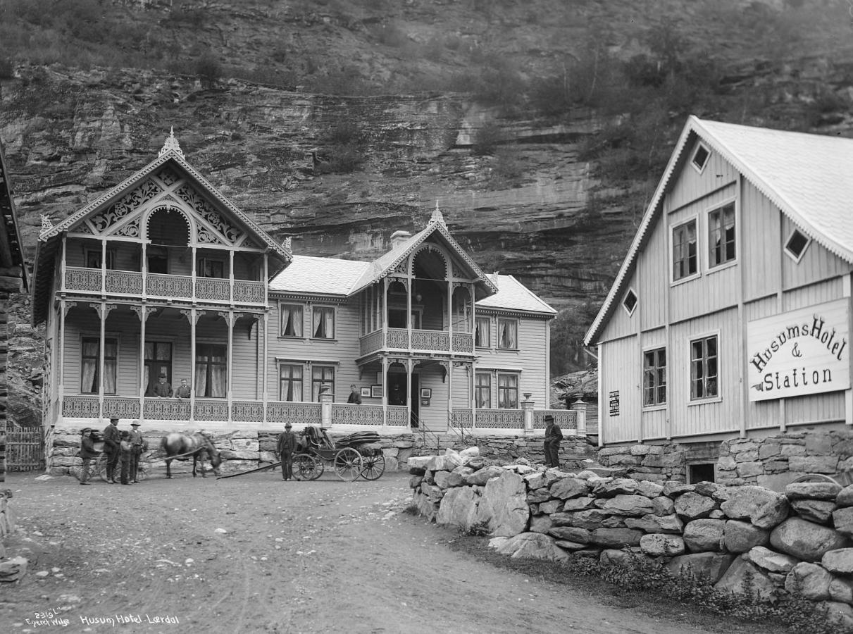 Husum Hotel Borgund エクステリア 写真